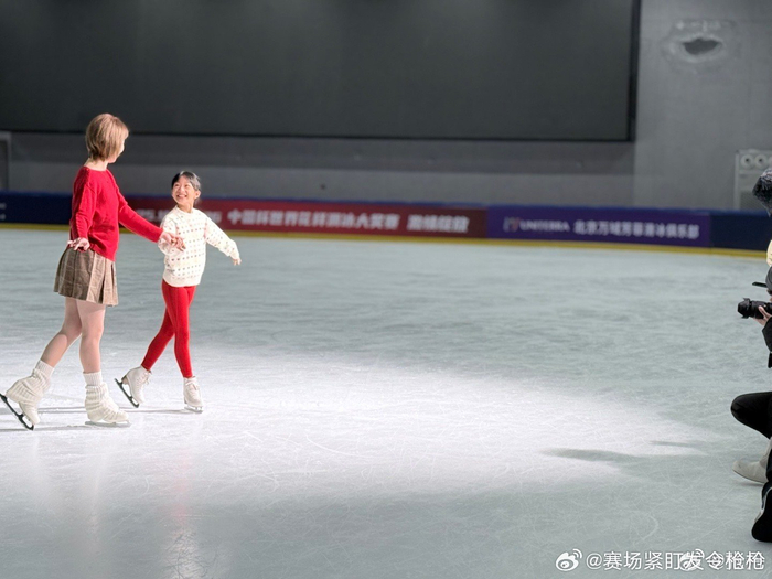 星空体育官网-张丹晒花样滑冰训练与带娃日常|冬奥会|拍摄_新浪新闻