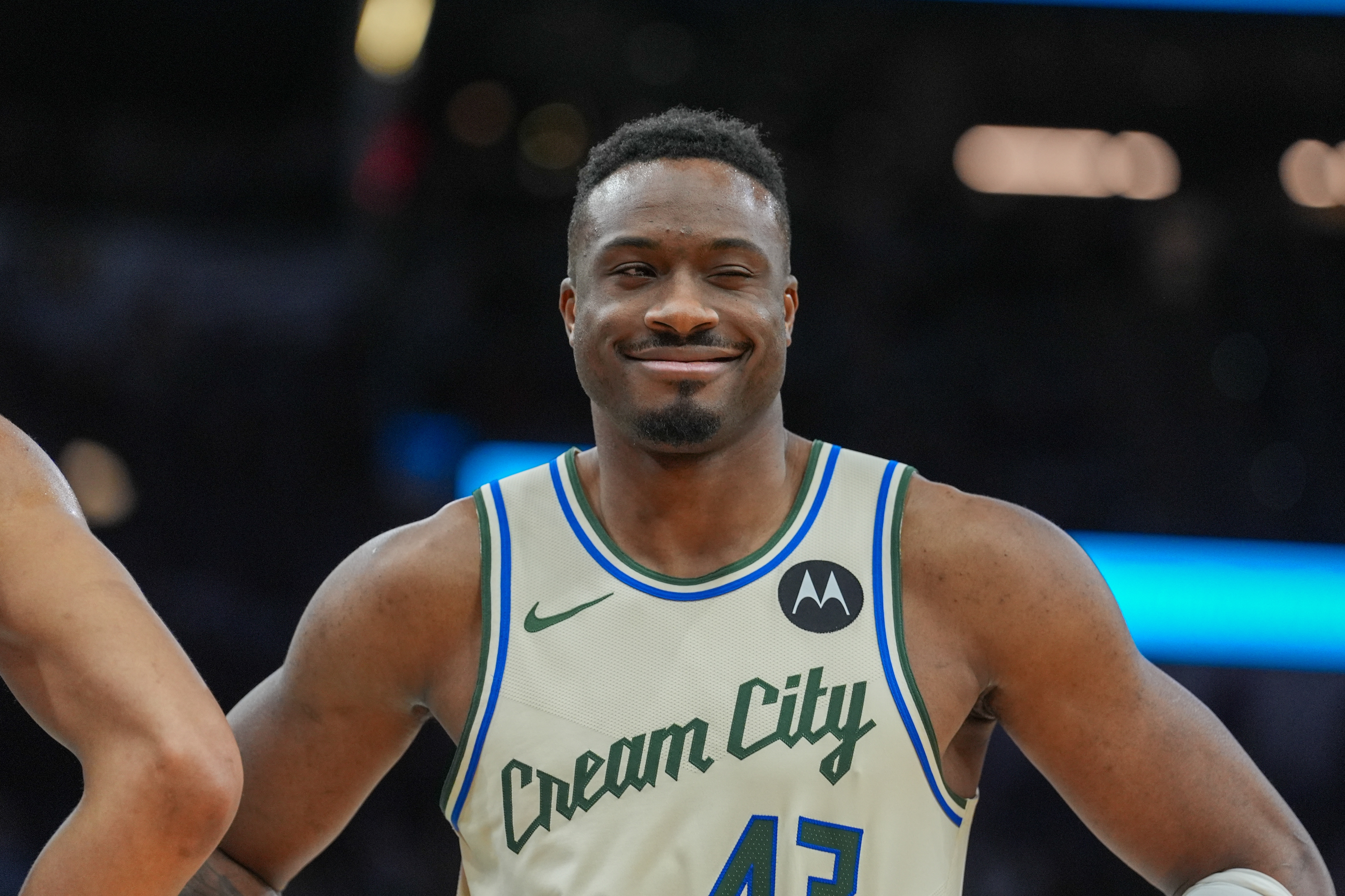 咋投的?部分拿到球员投票的球员:字母哥哥6票 尼昂10票 布朗尼2