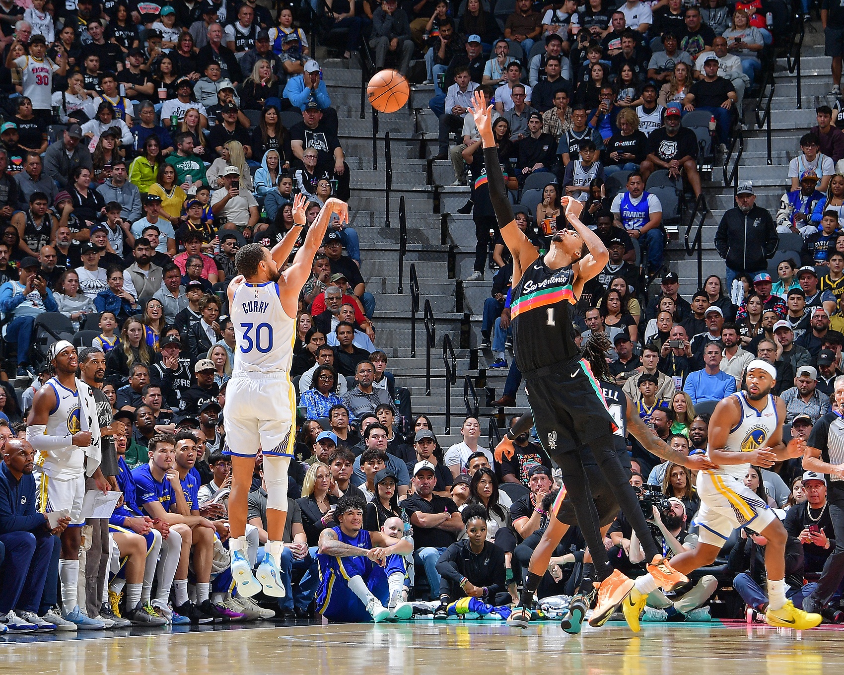 星空投注-巴特勒报销勇士梦碎！美媒建议库里联手文班 福克斯&amp;索汉等成筹码