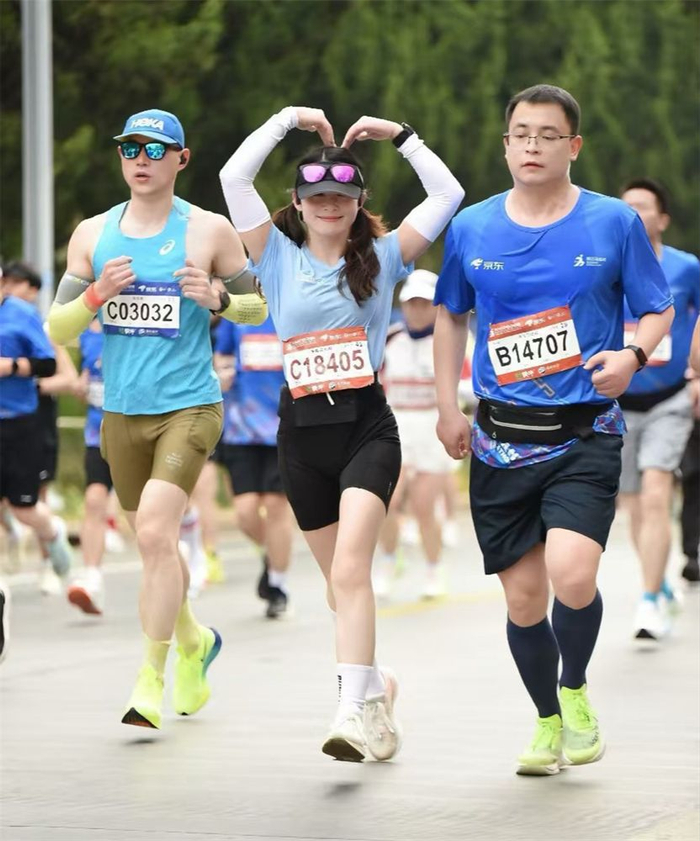 星空体育官网-迁马·跑在水美酒乡｜周娇：奔跑遇见更好的自己|半马|宿迁市|江苏省|训练|报名_新浪新闻