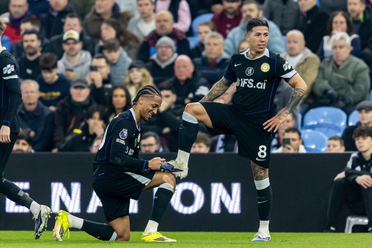 星空体育官网-阿巴连线！恩佐助攻佩德罗破门后，佩德罗送上擦鞋庆祝