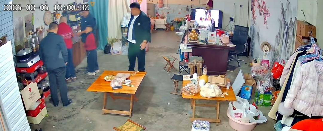 星空体育官网-没出正月就理发，舅舅暴怒狠踹6岁外甥，妈妈给舅舅赔罪发红包！