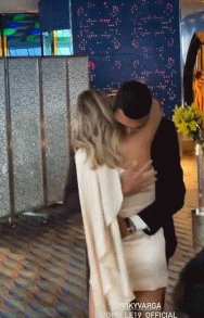 1609987513528078556.gif 星空官网-佩莱成功向瓦尔加求婚 美妻娇羞晒出鸽子蛋大钻戒