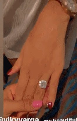 1609987520993068647.gif 星空官网-佩莱成功向瓦尔加求婚 美妻娇羞晒出鸽子蛋大钻戒