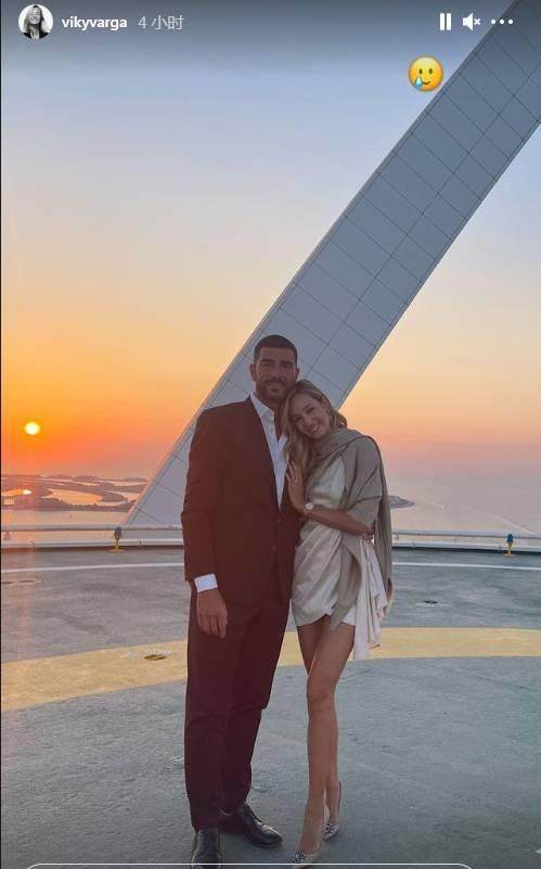 1609987531124054032.jpg 星空官网-佩莱成功向瓦尔加求婚 美妻娇羞晒出鸽子蛋大钻戒