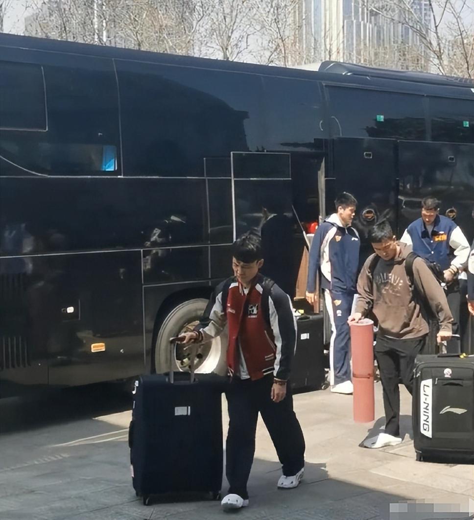 星空体育-难逃两连败?广东队出征青岛人人愁容满面,粤蜜喷:作妖就该惩罚