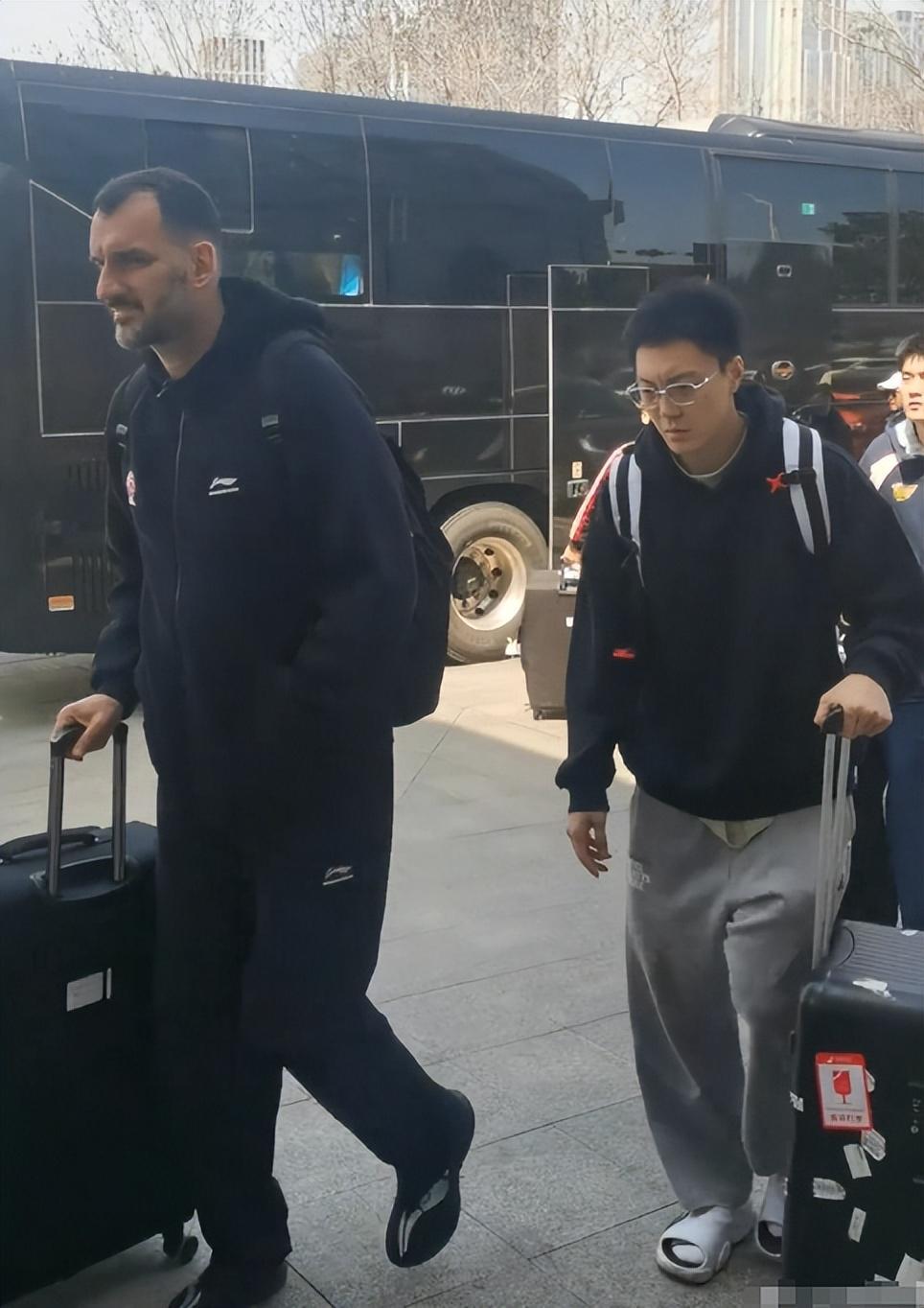 星空体育-难逃两连败?广东队出征青岛人人愁容满面,粤蜜喷:作妖就该惩罚