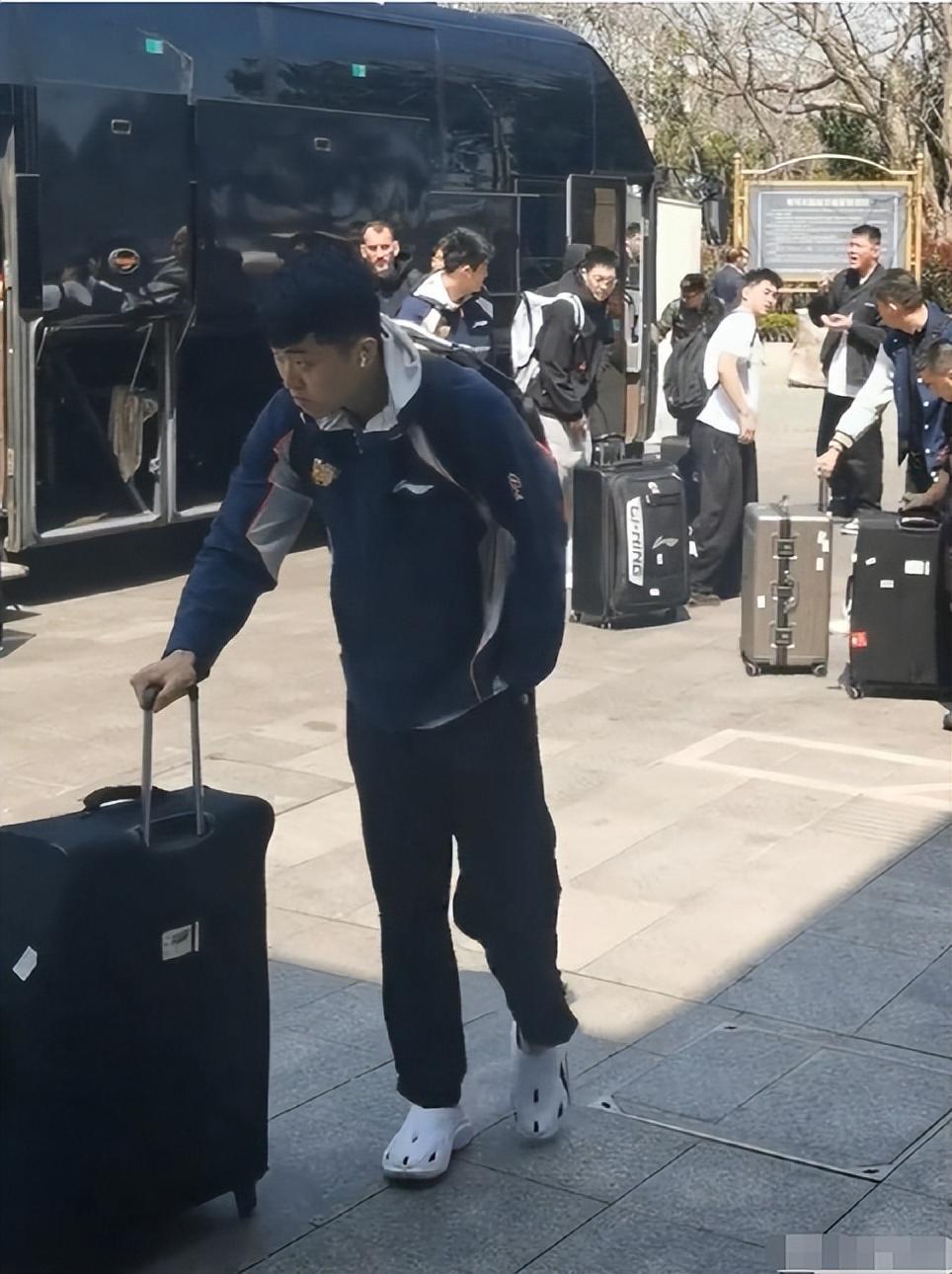 星空体育-难逃两连败?广东队出征青岛人人愁容满面,粤蜜喷:作妖就该惩罚