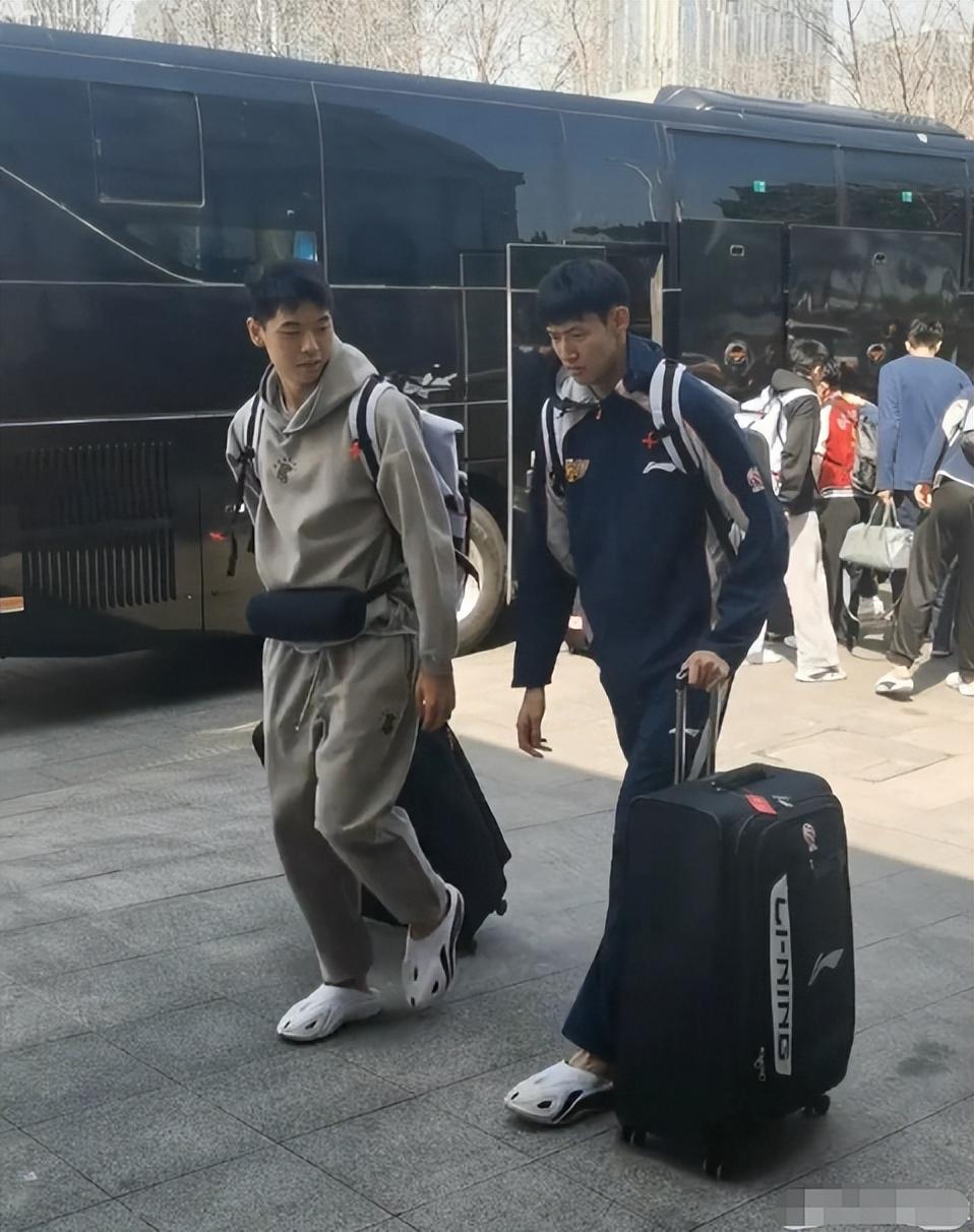 星空体育-难逃两连败?广东队出征青岛人人愁容满面,粤蜜喷:作妖就该惩罚